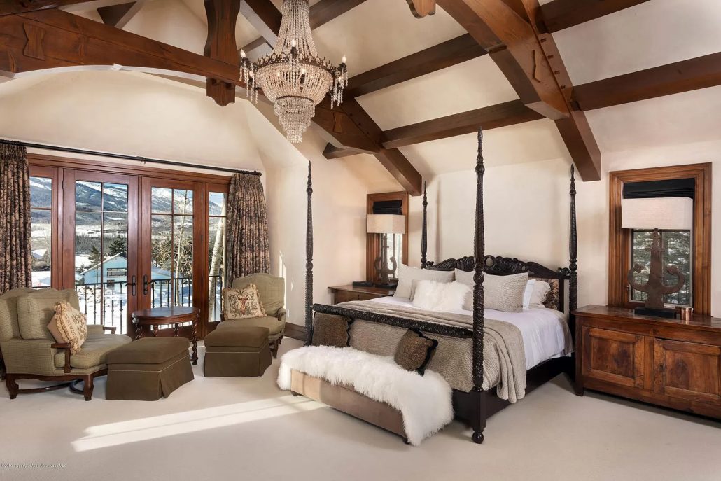 timber-frame-bedroom-ceiling-mclain-flats